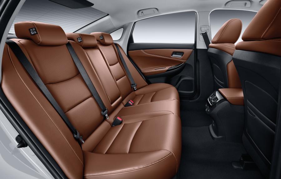 Интерьер Honda Spirior Sport Hybrid 2016 года  (фото 14 из 16)
